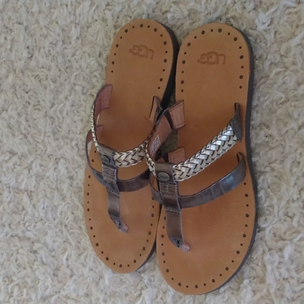 UGG Size 8 Push Toe Slippers.